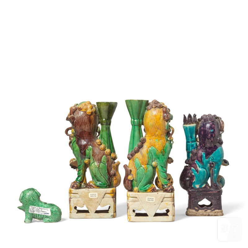 清康熙 素三彩佛獅一對、綠釉犬水滴及紫藍彩佛獅一件 | A PAIR OF FAMILLE VERTE BUDDHIST LIONS, A GREEN-GLAZED BISCUIT 'DOG' WATER DROPPER AND A TURQUOISE AND AUBERGINE-GLAZED 'BUDDHIST LION' INCENSE-STICK HOLDER - 图2